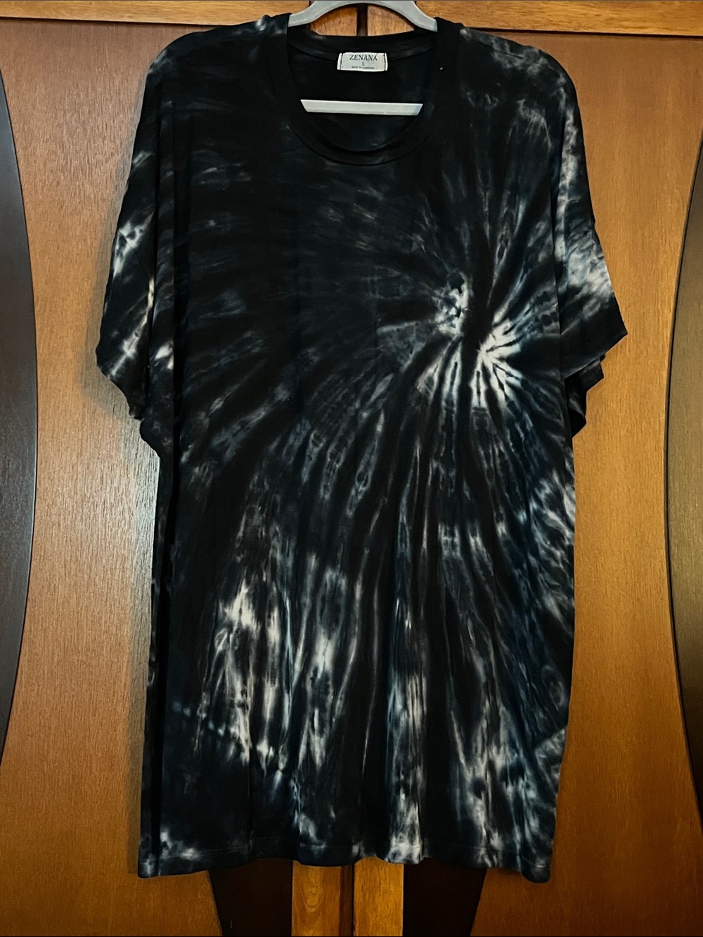 🦀Zenana Outfitters Black & White Spiral Tie-Dye Tee